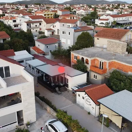 Premium Luksuzni Mobile-home On The 6 Lezaja Satelit Tv Wifi Klima 2 X Wc Velika Terasa Full Opremljena Ljubimci Dozvoljeni Parkirno Mjesto 10m Do Plaze Pogodno Za Djecu Mali Obiteljski Kamp 100m Do Centra Mjesta Camping Pirovac