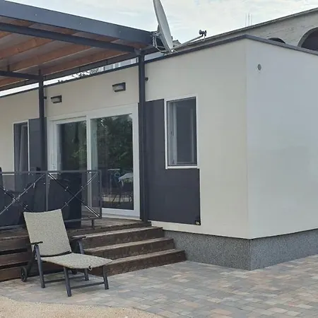 Premium Luksuzni Mobile-home On The 6 Lezaja Satelit Tv Wifi Klima 2 X Wc Velika Terasa Full Opremljena Ljubimci Dozvoljeni Parkirno Mjesto 10m Do Plaze Pogodno Za Djecu Mali Obiteljski Kamp 100m Do Centra Mjesta Camping