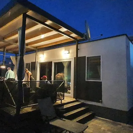 Premium Luksuzni Mobile-home On The 6 Lezaja Satelit Tv Wifi Klima 2 X Wc Velika Terasa Full Opremljena Ljubimci Dozvoljeni Parkirno Mjesto 10m Do Plaze Pogodno Za Djecu Mali Obiteljski Kamp 100m Do Centra Mjesta Pirovac