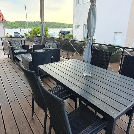 Camping Premium Luksuzni Mobile-home On The 6 Lezaja Satelit Tv Wifi Klima 2 X Wc Velika Terasa Full Opremljena Ljubimci Dozvoljeni Parkirno Mjesto 10m Do Plaze Pogodno Za Djecu Mali Obiteljski Kamp 100m Do Centra Mjesta *