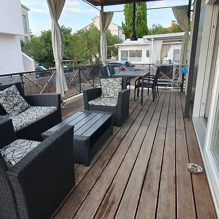 Camping Premium Luksuzni Mobile-home On The 6 Lezaja Satelit Tv Wifi Klima 2 X Wc Velika Terasa Full Opremljena Ljubimci Dozvoljeni Parkirno Mjesto 10m Do Plaze Pogodno Za Djecu Mali Obiteljski Kamp 100m Do Centra Mjesta Pirovac