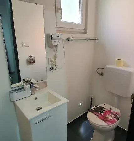 Camping Premium Luksuzni Mobile-home On The 6 Lezaja Satelit Tv Wifi Klima 2 X Wc Velika Terasa Full Opremljena Ljubimci Dozvoljeni Parkirno Mjesto 10m Do Plaze Pogodno Za Djecu Mali Obiteljski Kamp 100m Do Centra Mjesta
