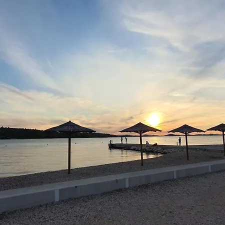 Premium Luksuzni Mobile-home On The 6 Lezaja Satelit Tv Wifi Klima 2 X Wc Velika Terasa Full Opremljena Ljubimci Dozvoljeni Parkirno Mjesto 10m Do Plaze Pogodno Za Djecu Mali Obiteljski Kamp 100m Do Centra Mjesta Kemping