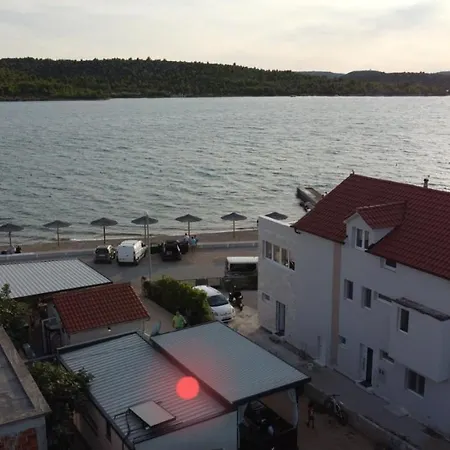 Premium Luksuzni Mobile-home On The 6 Lezaja Satelit Tv Wifi Klima 2 X Wc Velika Terasa Full Opremljena Ljubimci Dozvoljeni Parkirno Mjesto 10m Do Plaze Pogodno Za Djecu Mali Obiteljski Kamp 100m Do Centra Mjesta Campingplads Pirovac