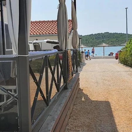 Premium Luksuzni Mobile-home On The 6 Lezaja Satelit Tv Wifi Klima 2 X Wc Velika Terasa Full Opremljena Ljubimci Dozvoljeni Parkirno Mjesto 10m Do Plaze Pogodno Za Djecu Mali Obiteljski Kamp 100m Do Centra Mjesta Campingplads Pirovac