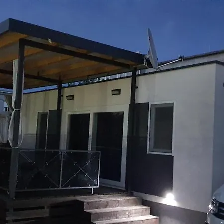 Premium Luksuzni Mobile-home On The 6 Lezaja Satelit Tv Wifi Klima 2 X Wc Velika Terasa Full Opremljena Ljubimci Dozvoljeni Parkirno Mjesto 10m Do Plaze Pogodno Za Djecu Mali Obiteljski Kamp 100m Do Centra Mjesta Pirovac