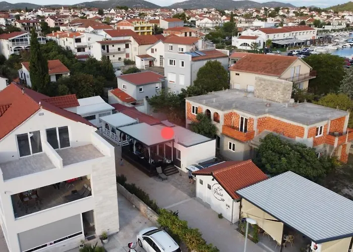 Premium Luksuzni Mobile-home On The 6 Lezaja Satelit Tv Wifi Klima 2 X Wc Velika Terasa Full Opremljena Ljubimci Dozvoljeni Parkirno Mjesto 10m Do Plaze Pogodno Za Djecu Mali Obiteljski Kamp 100m Do Centra Mjesta 캠프장 피로바츠