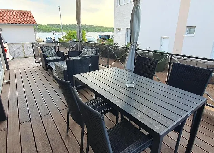 캠프장 Premium Luksuzni Mobile-home On The 6 Lezaja Satelit Tv Wifi Klima 2 X Wc Velika Terasa Full Opremljena Ljubimci Dozvoljeni Parkirno Mjesto 10m Do Plaze Pogodno Za Djecu Mali Obiteljski Kamp 100m Do Centra Mjesta *