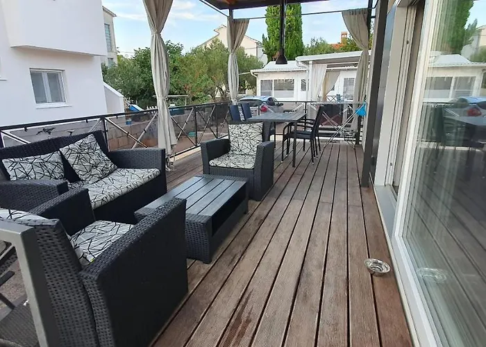 캠프장 Premium Luksuzni Mobile-home On The 6 Lezaja Satelit Tv Wifi Klima 2 X Wc Velika Terasa Full Opremljena Ljubimci Dozvoljeni Parkirno Mjesto 10m Do Plaze Pogodno Za Djecu Mali Obiteljski Kamp 100m Do Centra Mjesta 피로바츠