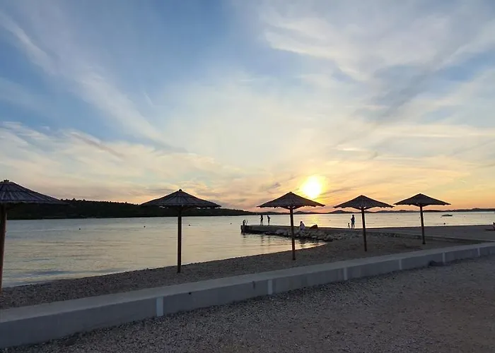 Premium Luksuzni Mobile-home On The 6 Lezaja Satelit Tv Wifi Klima 2 X Wc Velika Terasa Full Opremljena Ljubimci Dozvoljeni Parkirno Mjesto 10m Do Plaze Pogodno Za Djecu Mali Obiteljski Kamp 100m Do Centra Mjesta 캠프장