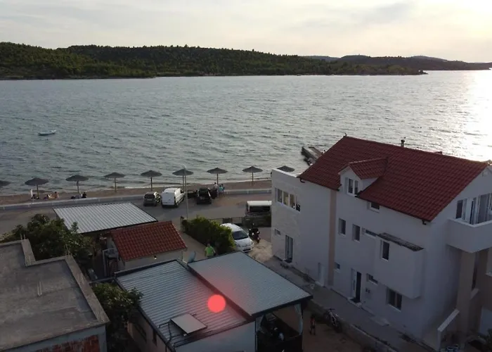 Premium Luksuzni Mobile-home On The 6 Lezaja Satelit Tv Wifi Klima 2 X Wc Velika Terasa Full Opremljena Ljubimci Dozvoljeni Parkirno Mjesto 10m Do Plaze Pogodno Za Djecu Mali Obiteljski Kamp 100m Do Centra Mjesta 캠프장 피로바츠