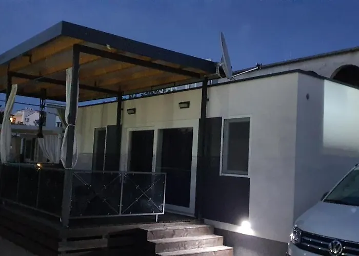 Premium Luksuzni Mobile-home On The 6 Lezaja Satelit Tv Wifi Klima 2 X Wc Velika Terasa Full Opremljena Ljubimci Dozvoljeni Parkirno Mjesto 10m Do Plaze Pogodno Za Djecu Mali Obiteljski Kamp 100m Do Centra Mjesta 피로바츠